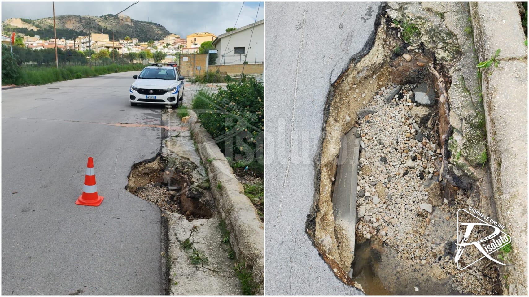 Cede la strada in via Aldo Moro a Sciacca, altre transenne e zone al buio