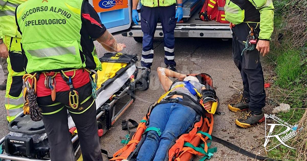 Donna cade dalla scala mentre raccoglie le olive, salvata dal Soccorso Alpino