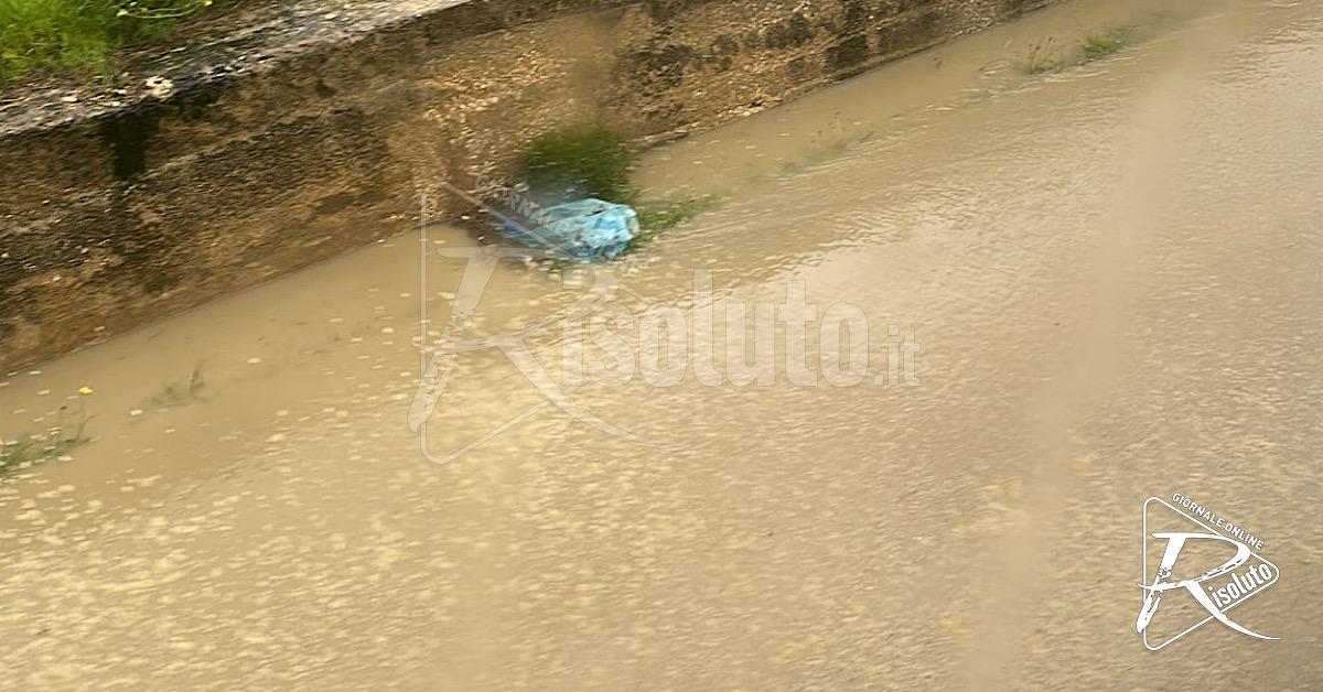 Piove e la Fondovalle scompare, pochi minuti di pioggia e la strada si trasforma in un fiume