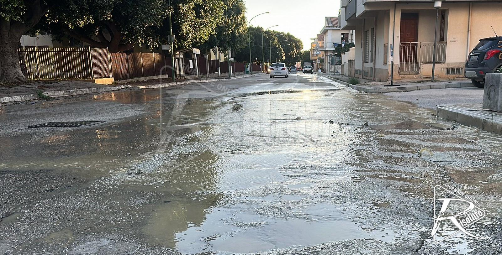 Perdita in via Volpe dimezza la dotazione idrica a Menfi, il sindaco: "Domani i lavori"