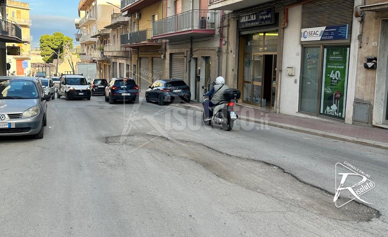 Buche stradali e debiti fuori bilancio al Comune di Sciacca a motociclisti e pedoni