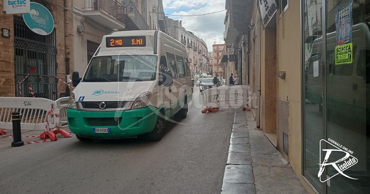 Sciacca, il consigliere Bivona segnala il degrado in via Licata: “Transenne da settimane”