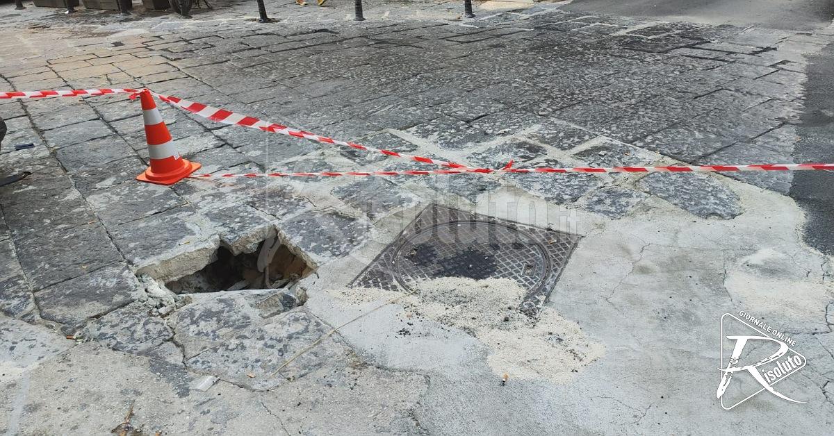 Cede parte del basolato in via Molinari a Sciscca, intervento della Municipale e Aica
