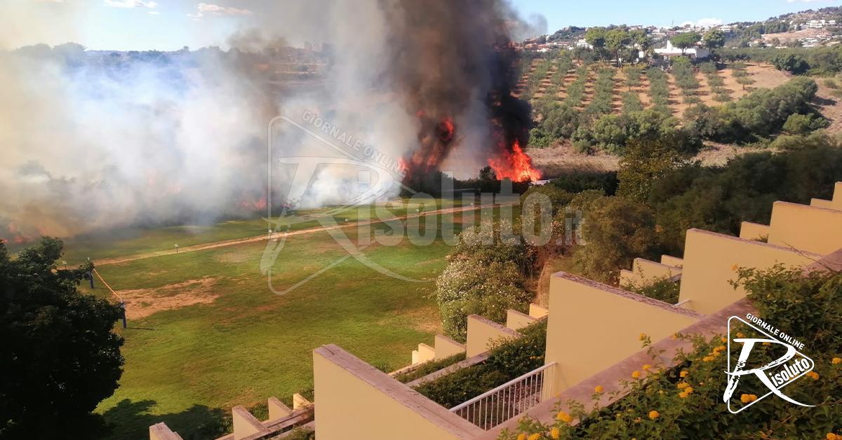 Incendio a Sovareto, sgomberato albergo Cala Regina