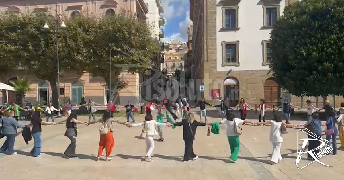 Flash mob in piazza a Sciacca solidale con Gaza (Video)
