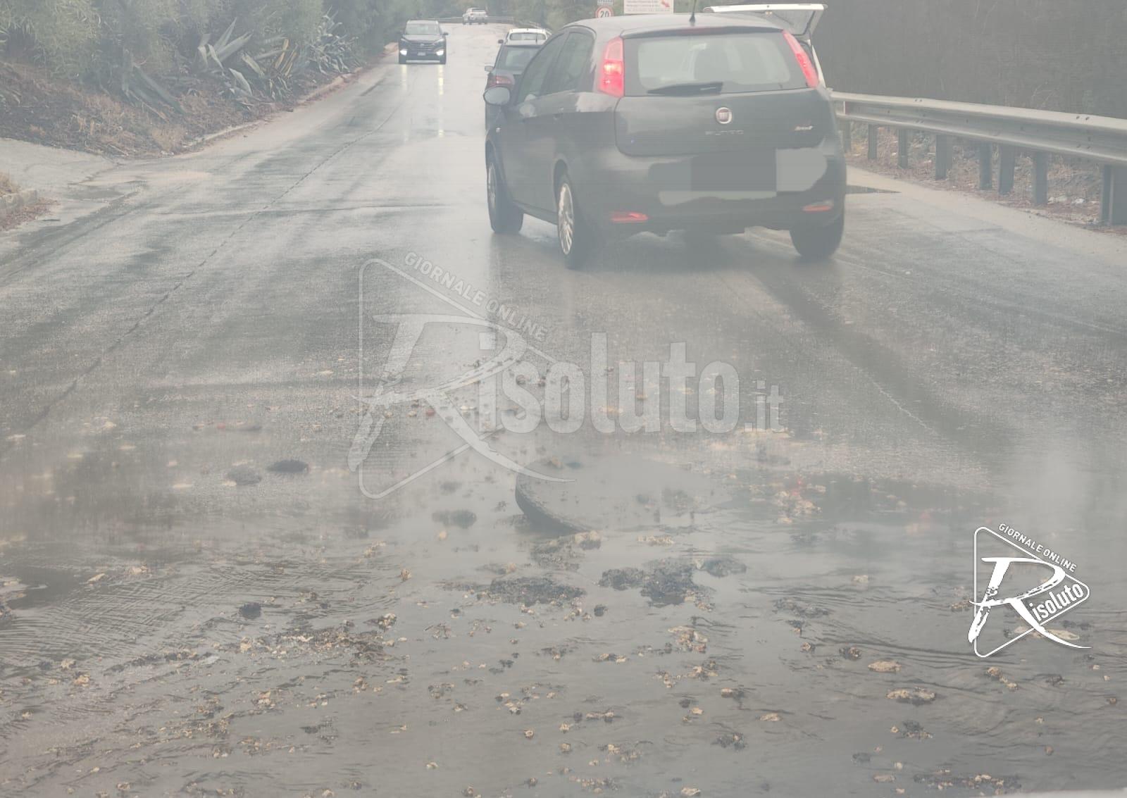 In via Ghezzi a Sciacca non reggono tombini e manto stradale