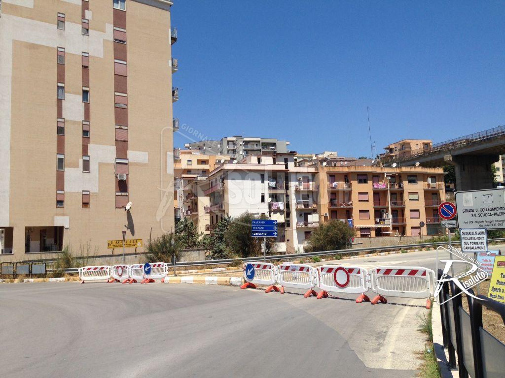 Strada con troppi avvallamenti e al buio, chiusa a Sciacca via Cansalamone