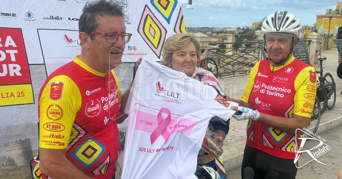 I ciclisti di "La storia in bici" fanno tappa a Sciacca accolti dalla Lilt (Video)