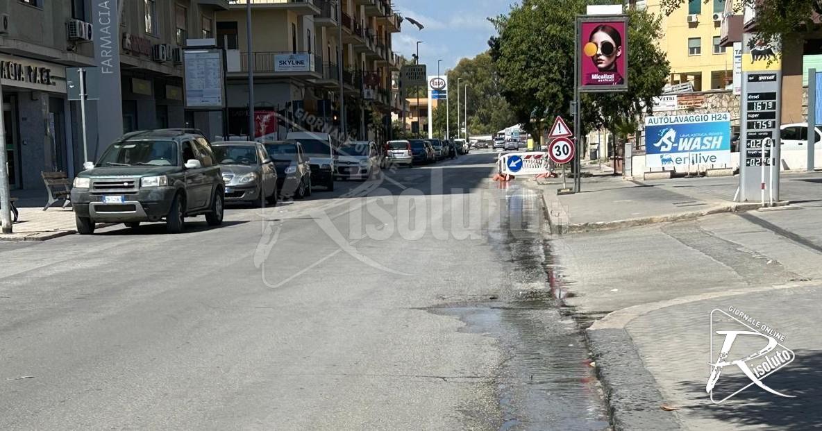 Via Cappuccini a Sciacca sempre allagata, adesso arrivano anche le transenne