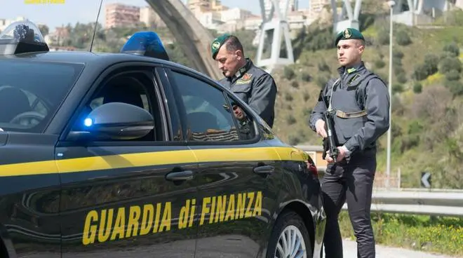 Droga nascosta in buste di patatine, arrestati due agrigentini a Caltanissetta