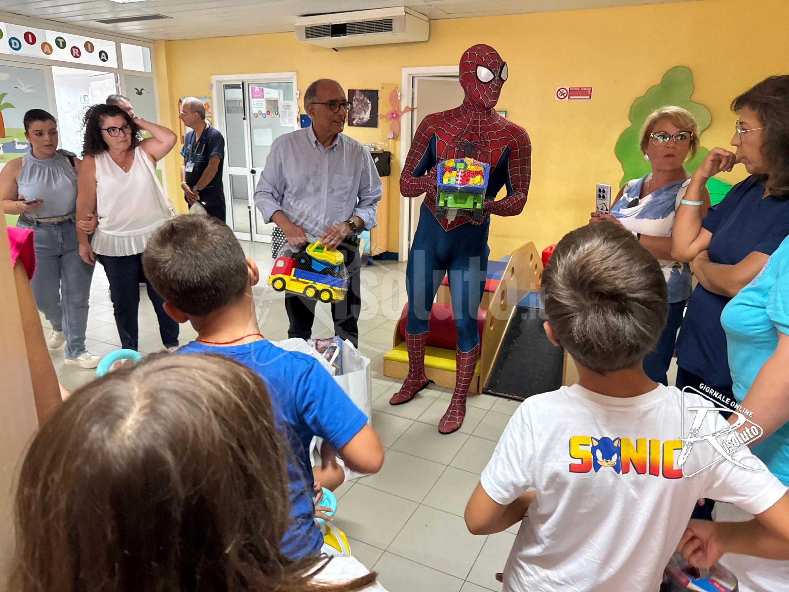 Spiderman all’ospedale di Sciacca: “Porto un sorriso ai bambini ricoverati” (Video)