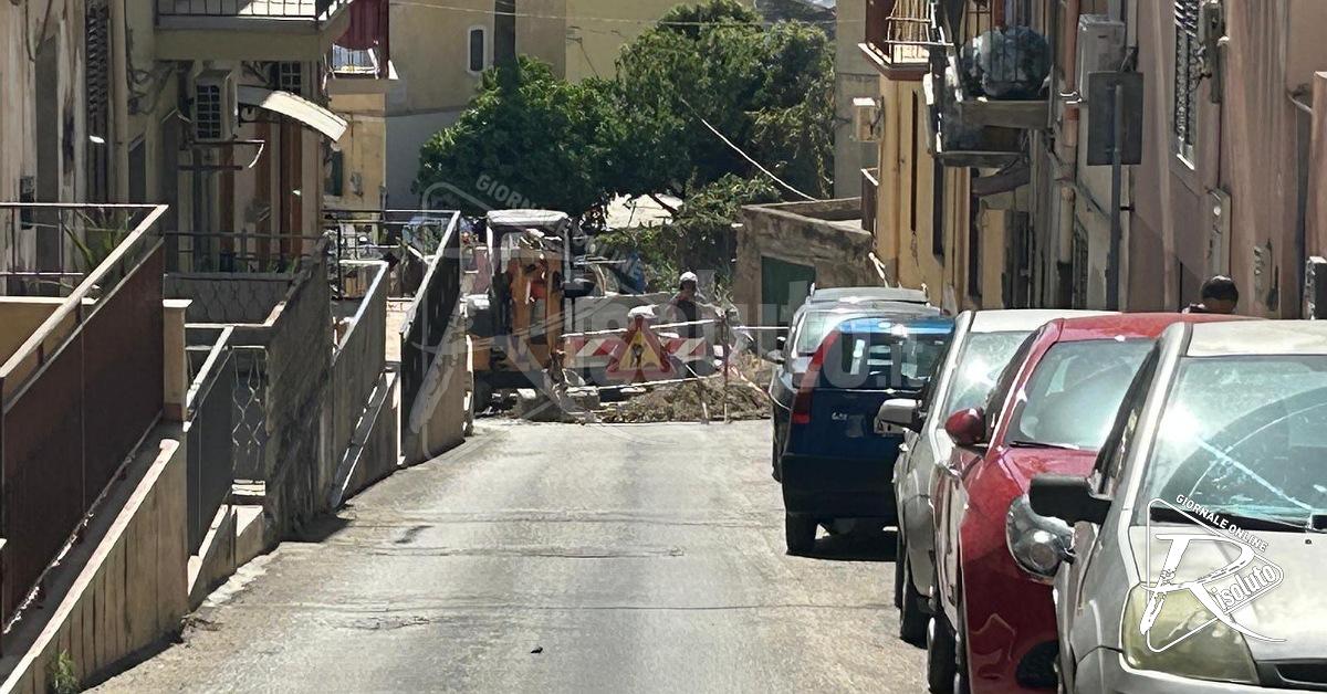 Proseguono gli interventi sulla rete idrica a Sciacca, operai Aica in azione in via Mori