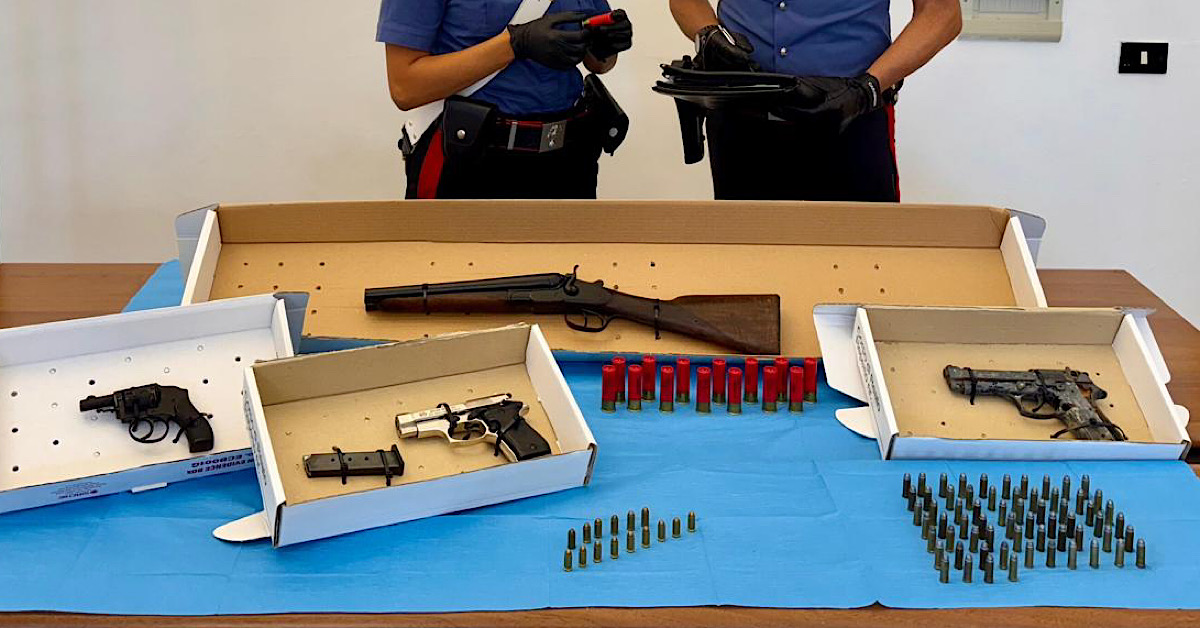 “Detenevano armi clandestine in casa”, arrestati due pregiudicati