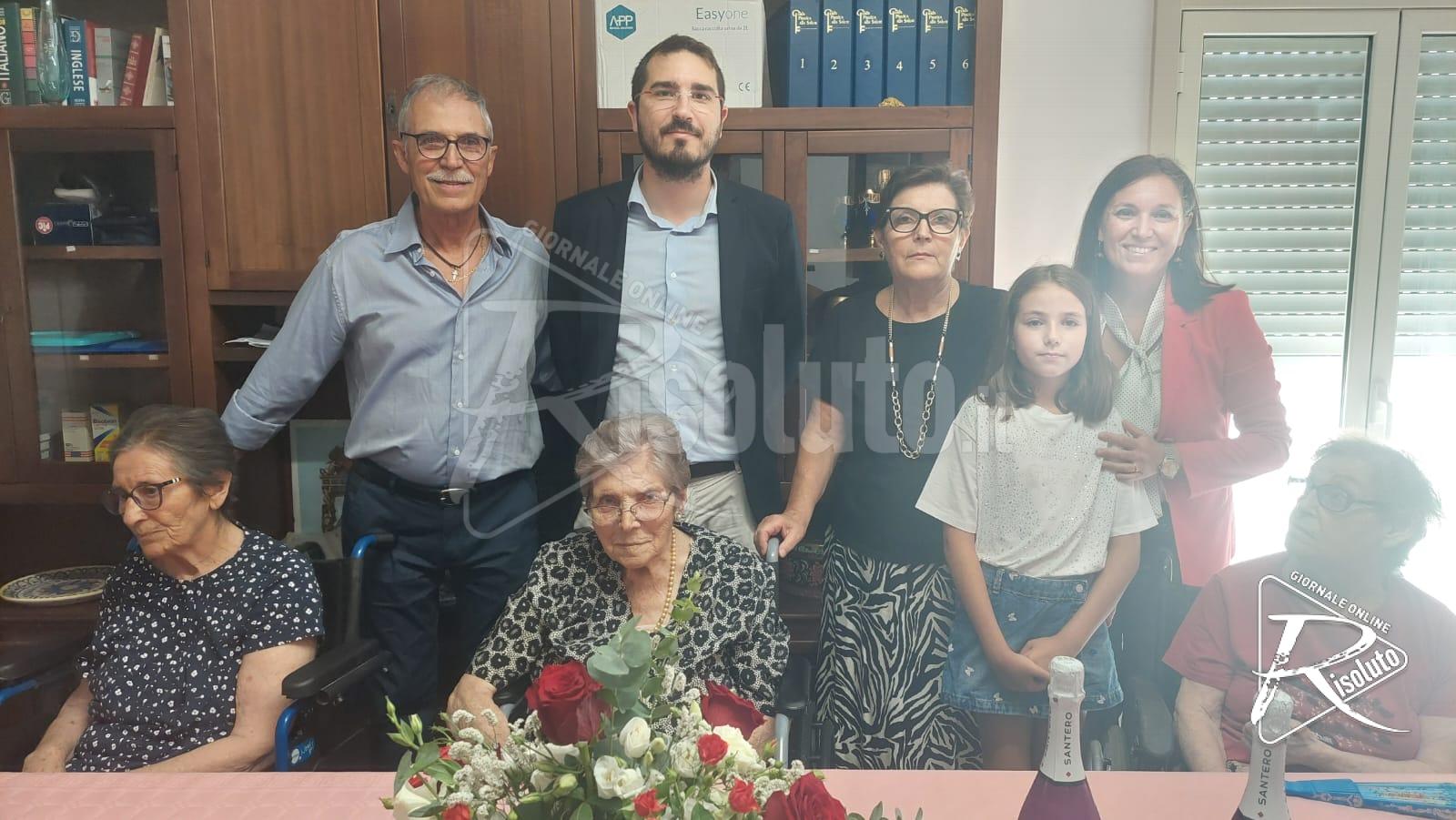 Festa a Sciacca per i 100 anni di Ninetta Campisi: "Ogni giorno va affrontato con coraggio" (Video)