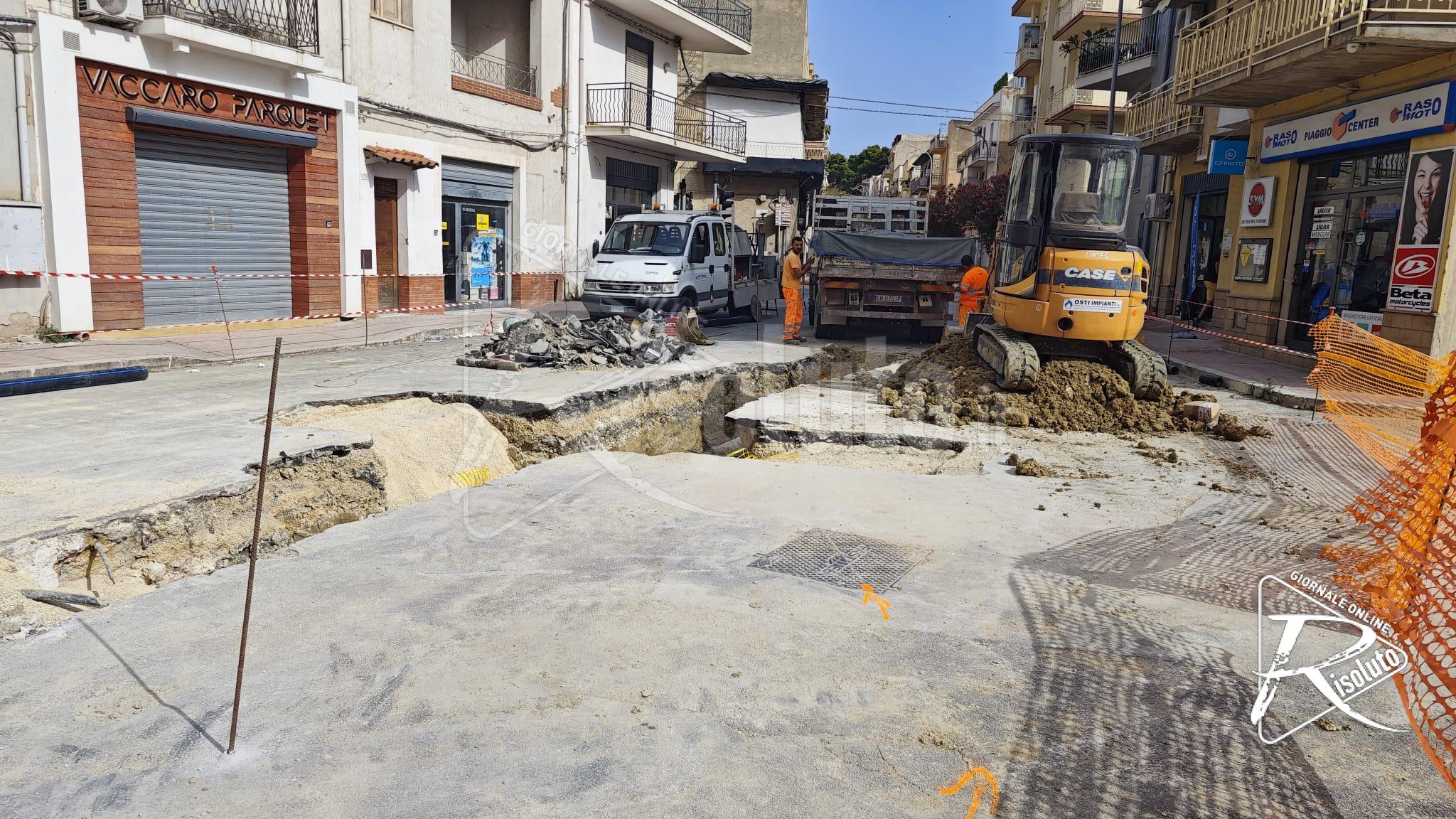 In via Mazzini a Sciacca adesso opera Aica per sostituire un tratto di rete idrica