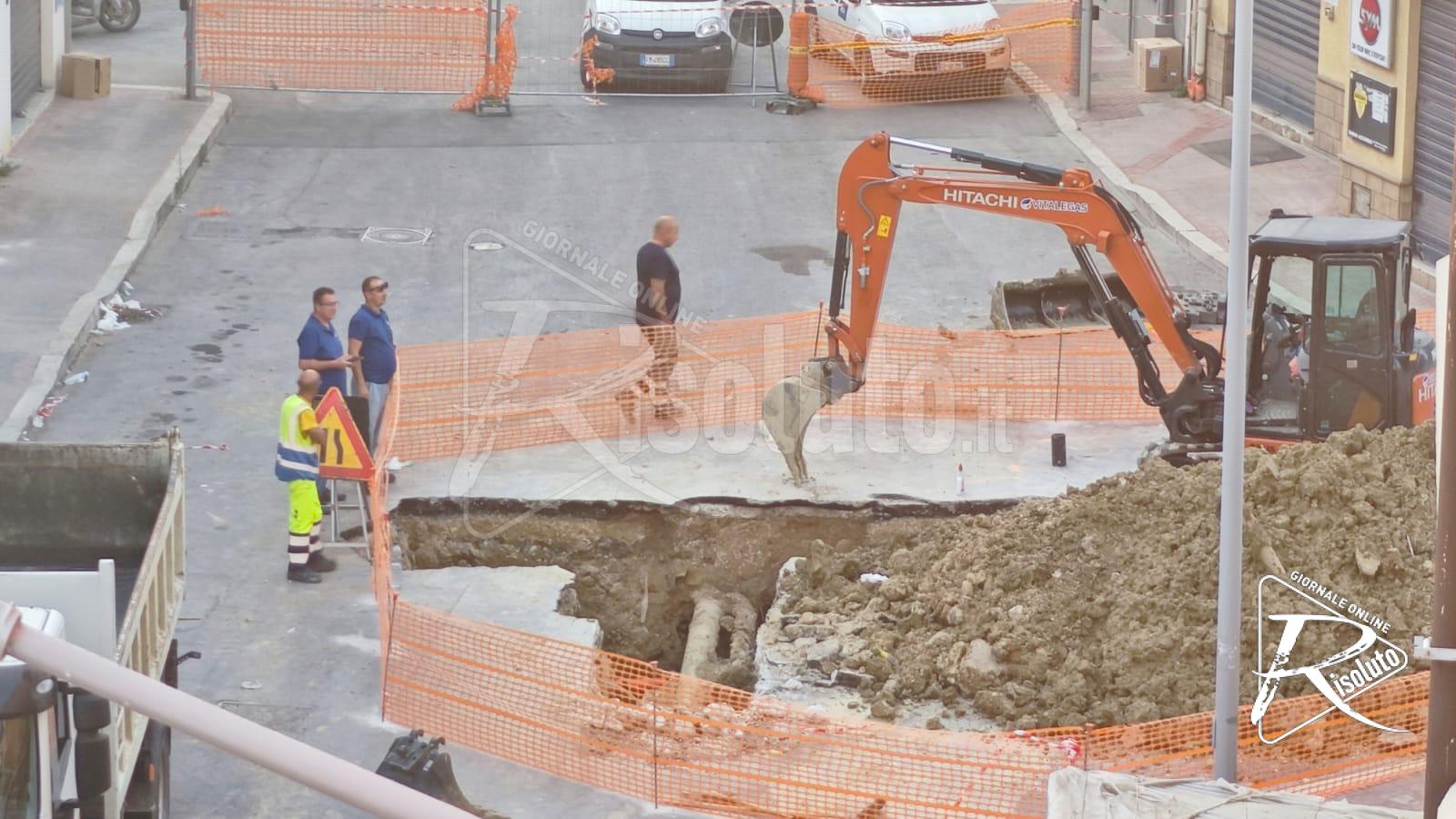 Notte di lavoro in via Mazzini a Sciacca con i tecnici del gas