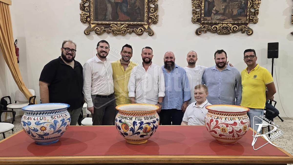 Donazione del Milan Club Sciacca, tre nuovi vasi artistici per il centro storico