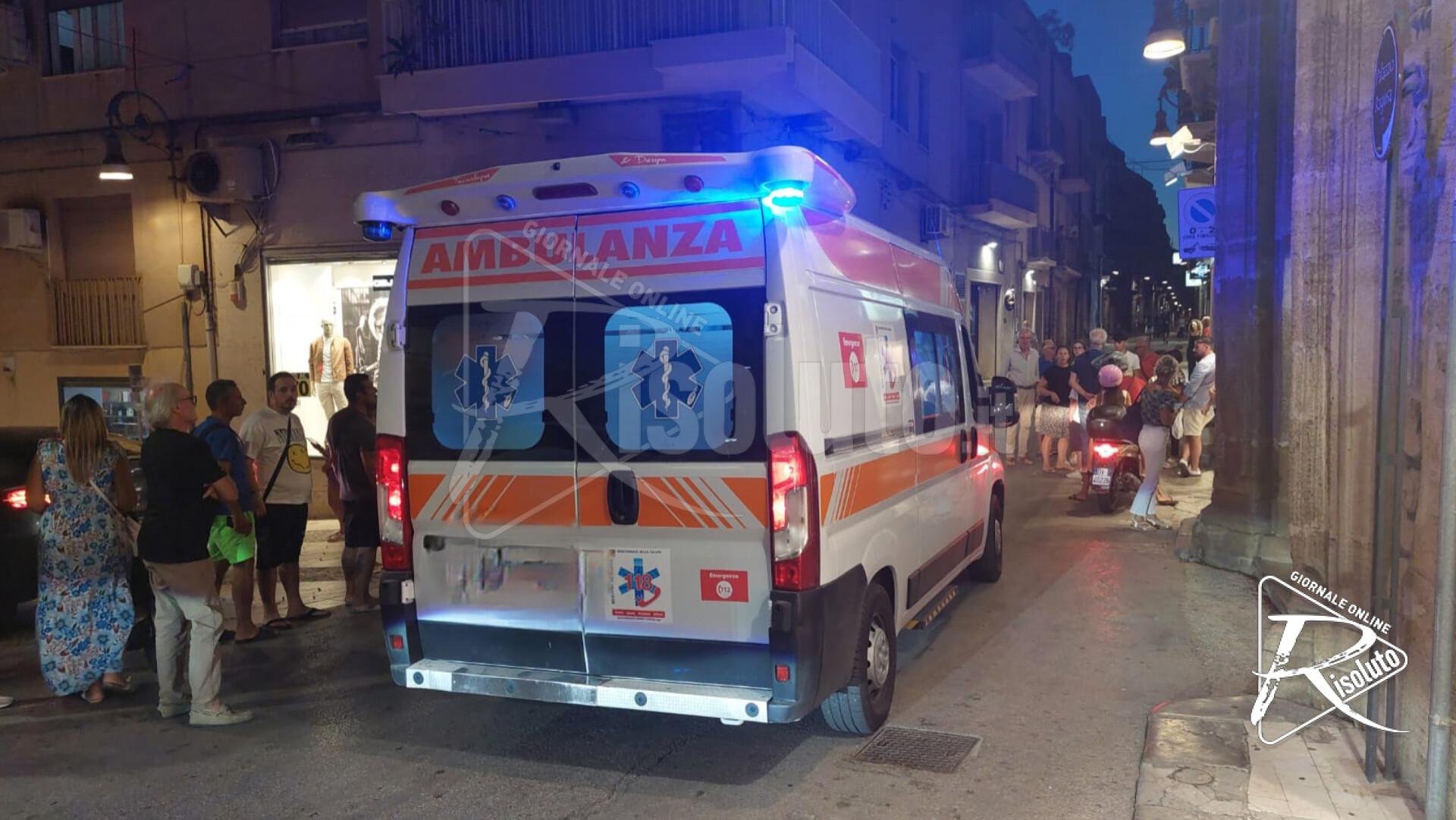 Scooter investe un pedone in via Licata a Sciacca, auto si ribalta a Menfi
