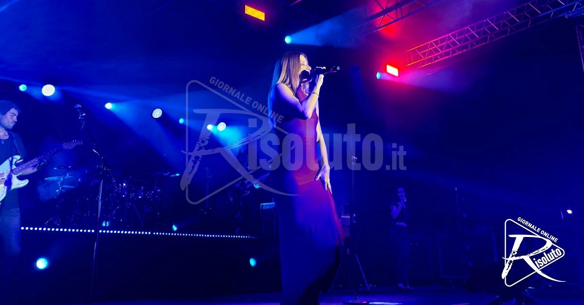 Sciacca fa il pienone con la voce graffiante di Noemi, in migliaia in piazza per l'evento musicale (Video)