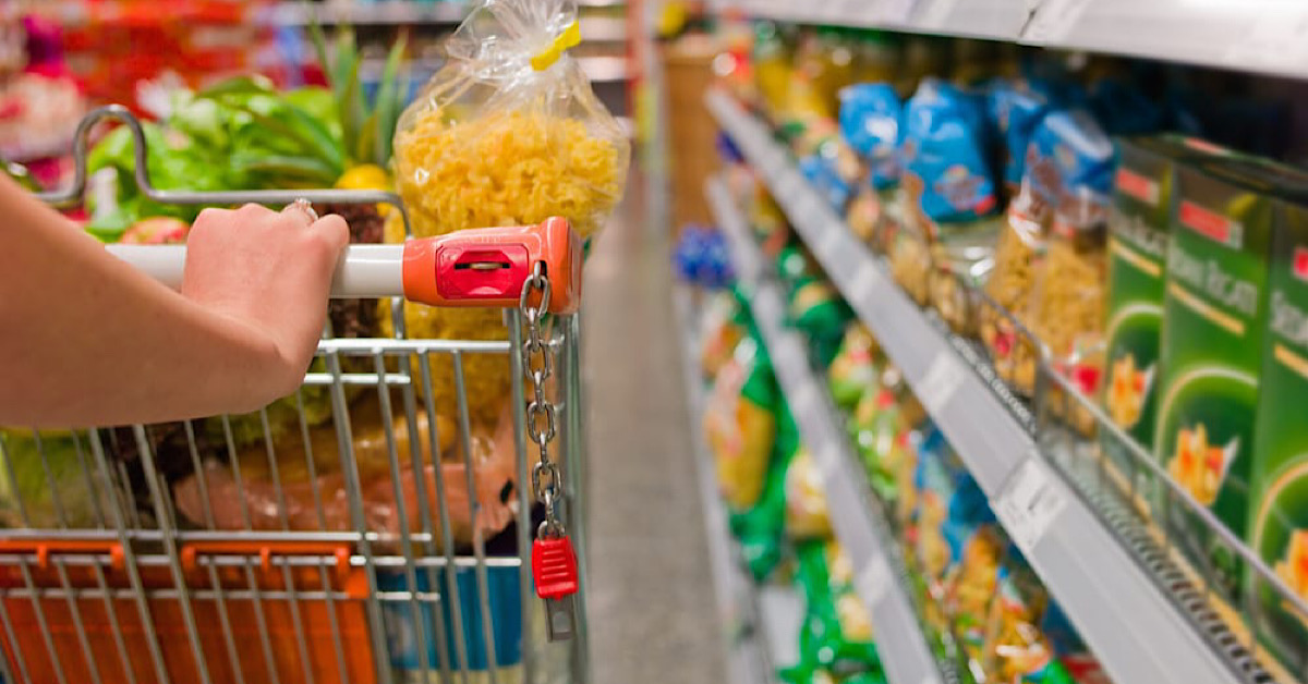 Dal carrello al sacchetto il caro-prezzi riduce ciò che puoi comprare