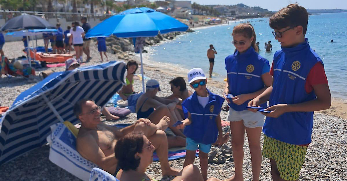 Il Rotary Club di Ribera distribuisce posacenere portatili in spiaggia