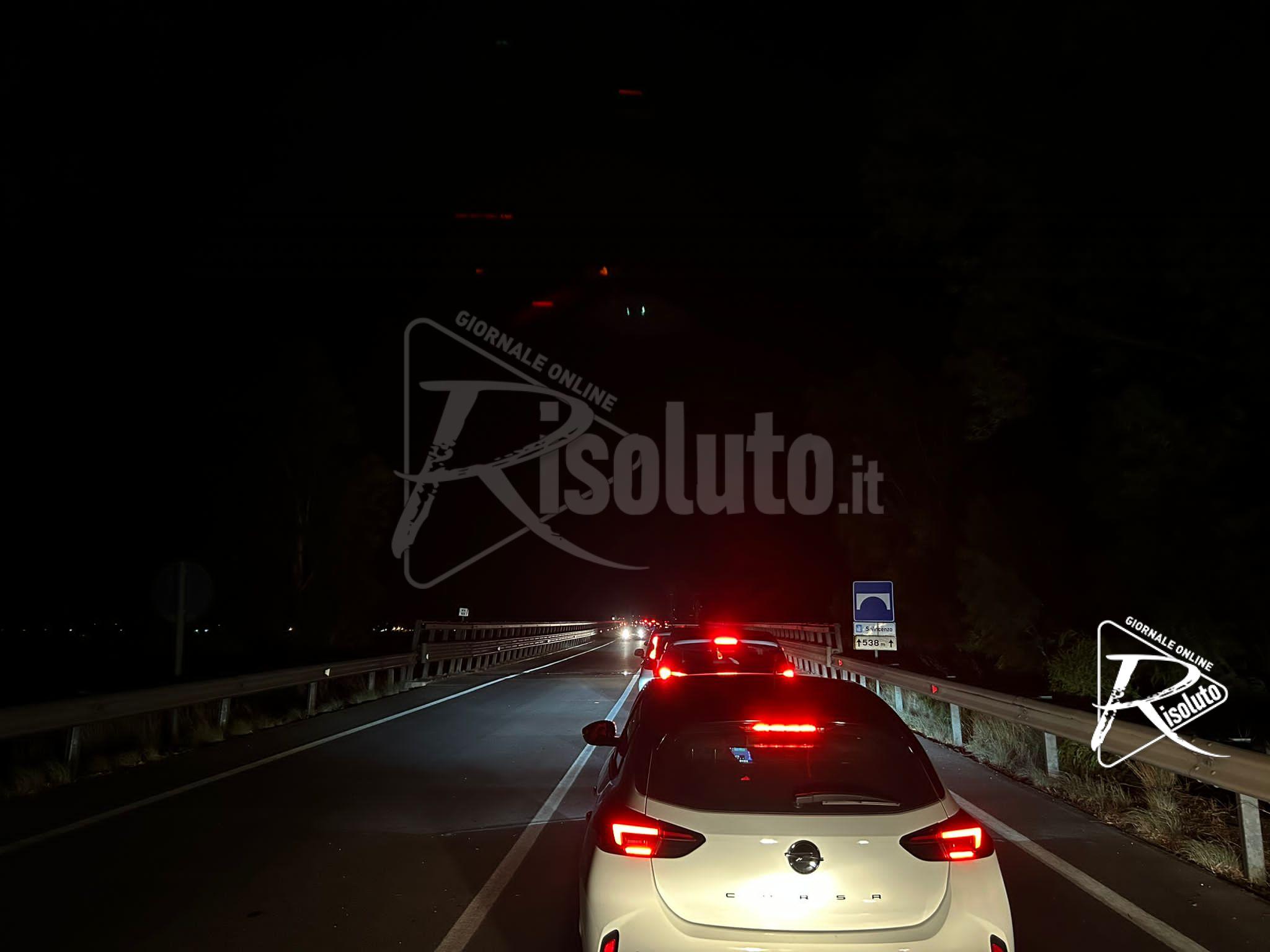 Incendio lungo la Statale 115 tra Sciacca e Menfi: traffico bloccato per due ore (Video)