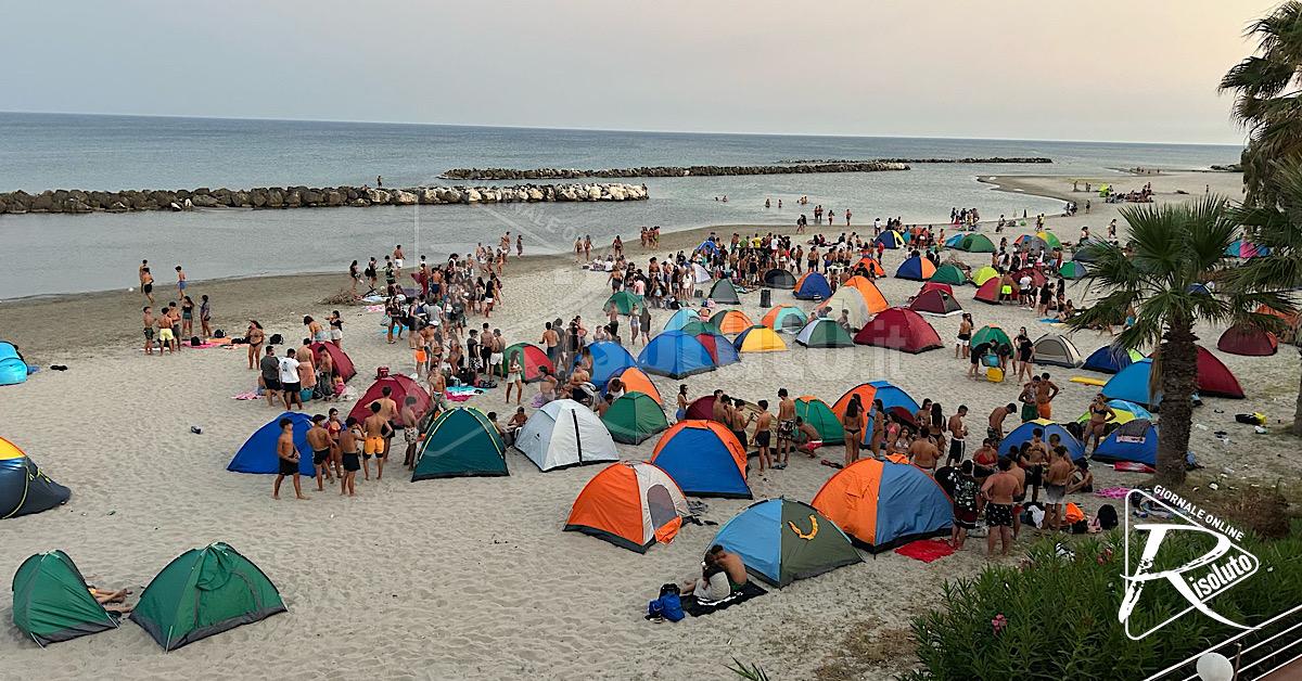 Pochi falò e decine di tende sulla spiaggia della Foggia a Sciacca per la notte di San Lorenzo (Video)