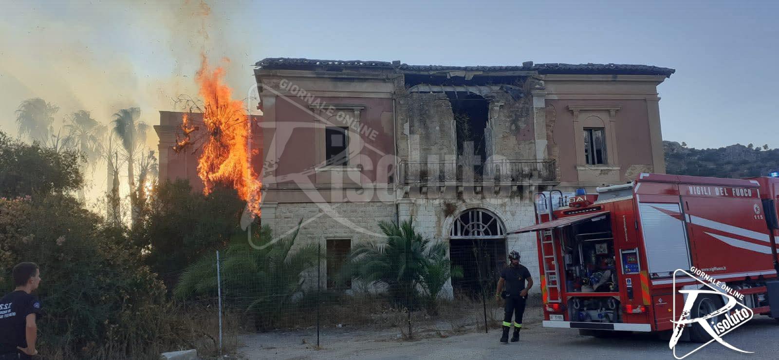 Incendio in contrada Marchesa, brucia il tetto dell'ex istituto "Amato Vetrano" di Sciacca (Video)