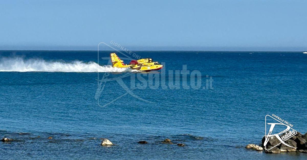 I Canadair si riforniscono di acqua nel mare della Foggia a Sciacca