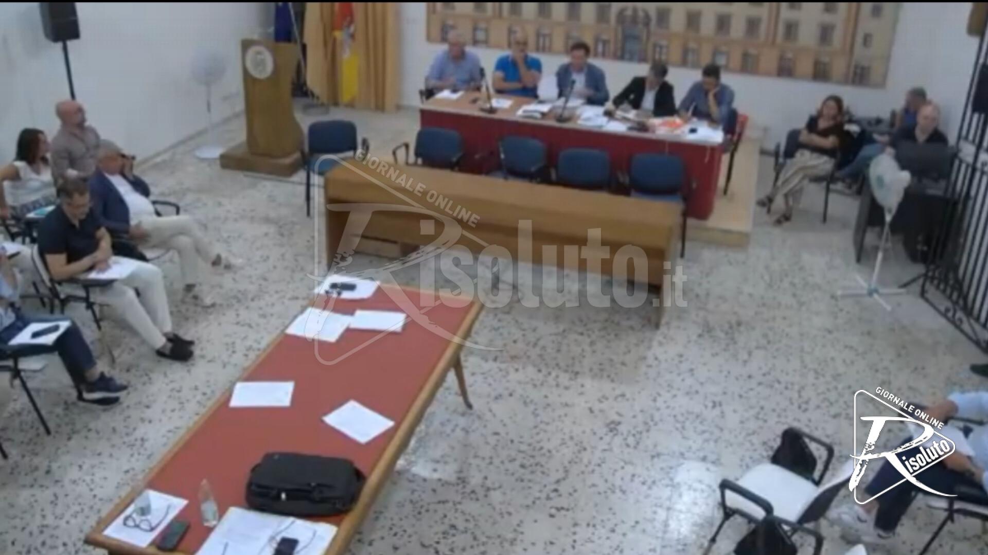 Passa il bilancio in consiglio a Sciacca, ma giunta e maggioranza abbandonano l'aula