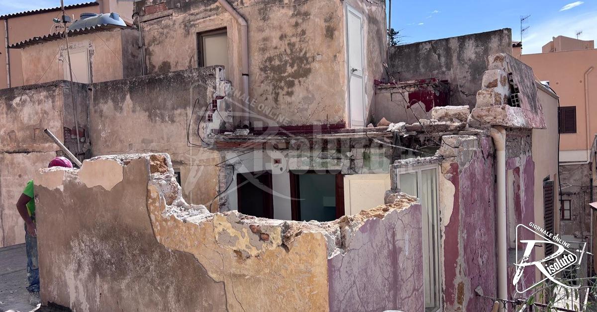 Il crollo del tetto di una casa nel quartiere dei Marinai a Sciacca, lavori eseguiti e ritorno a casa per due famiglie (Video)