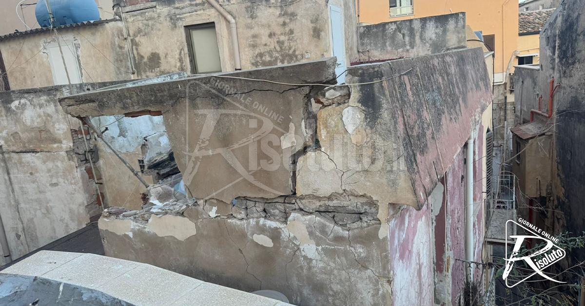 Cede il tetto di una casa nel quartiere dei Marinai a Sciacca, nessun danno a persone (Video)