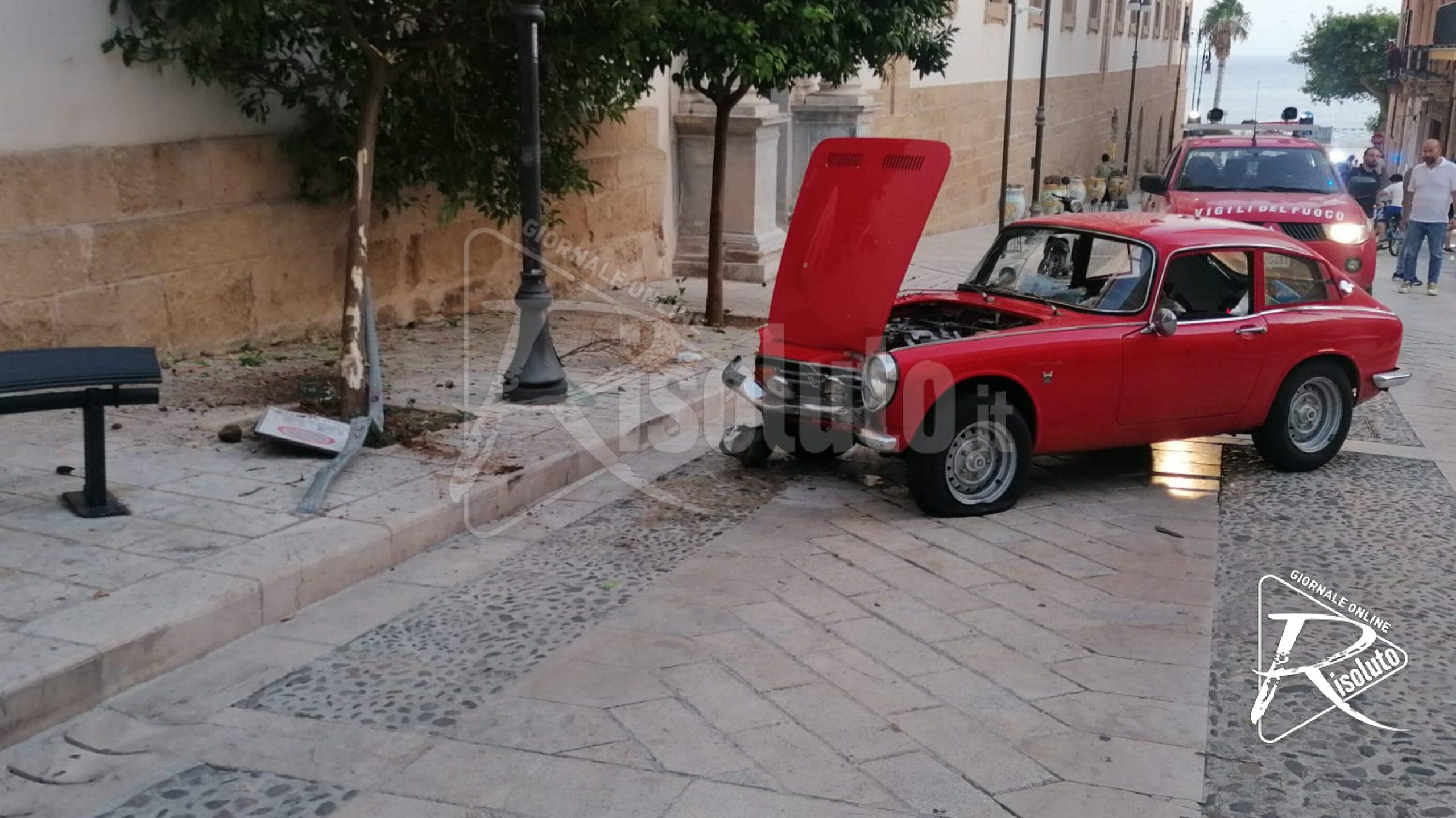 Auto d'epoca travolge 2 turiste in via Roma a Sciacca, le donne in ospedale