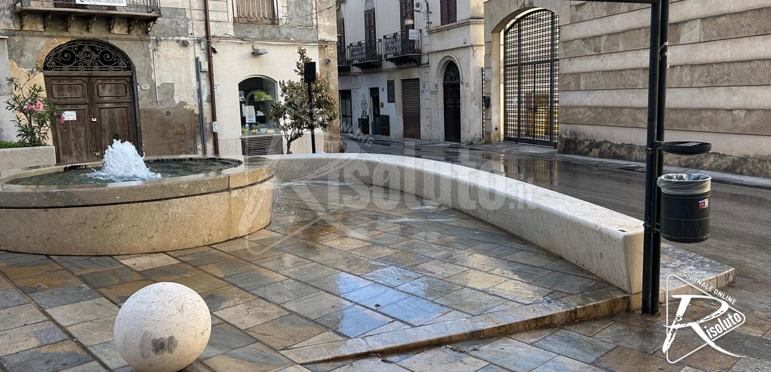 Piazza San Vito a Sciacca ancora allagata per il malfunzionamento della fontana
