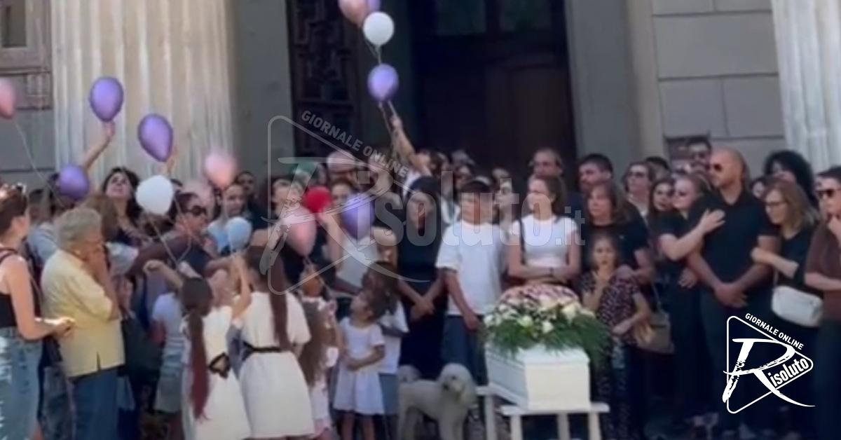 La voce di Mengoni sulle note di "Due Vite" per l’ultimo saluto alla piccola Carola (Video)