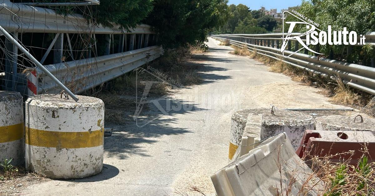 Ponte Cansalamone, abbattuta la recinzione c'è chi transita sul viadotto chiuso