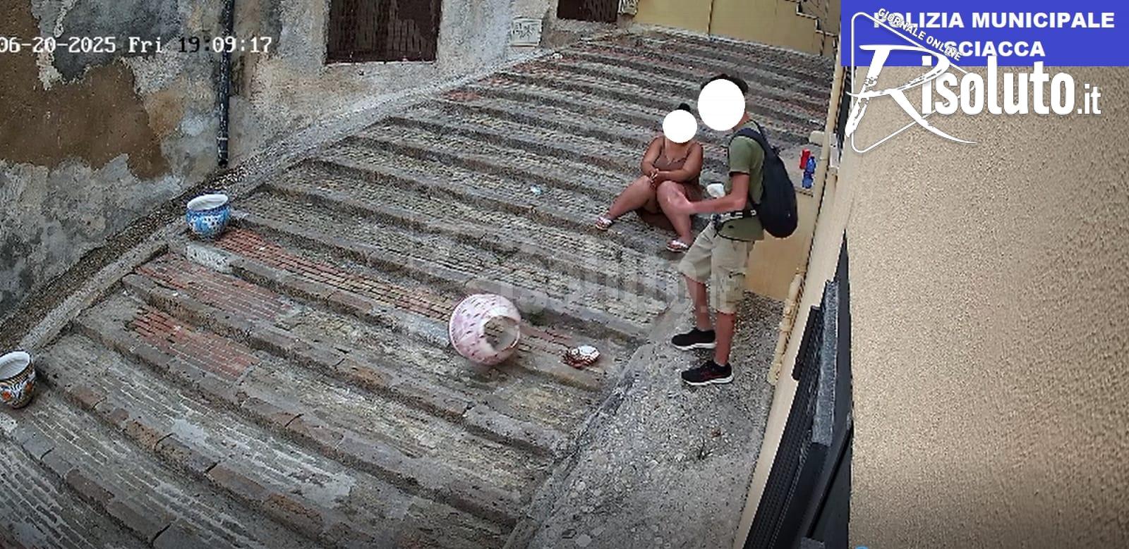 Vaso rotto in centro a Sciacca, individuato il ventottenne che ha tirato il calcio