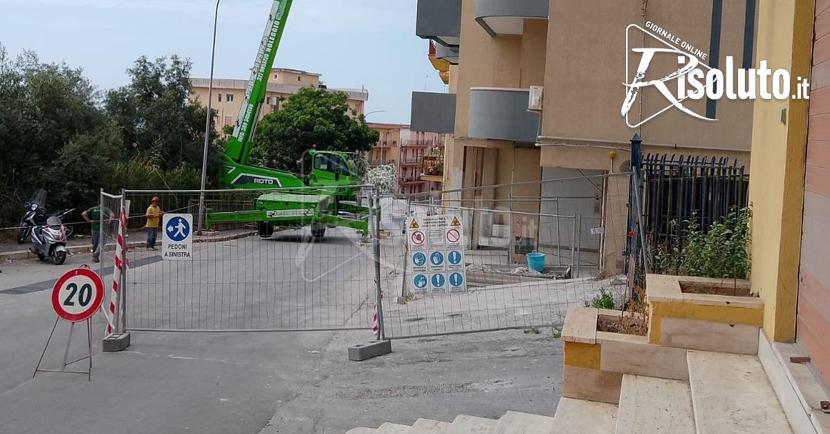 Lavori al prospetto di un palazzo di via Amendola, disagi per la viabilità