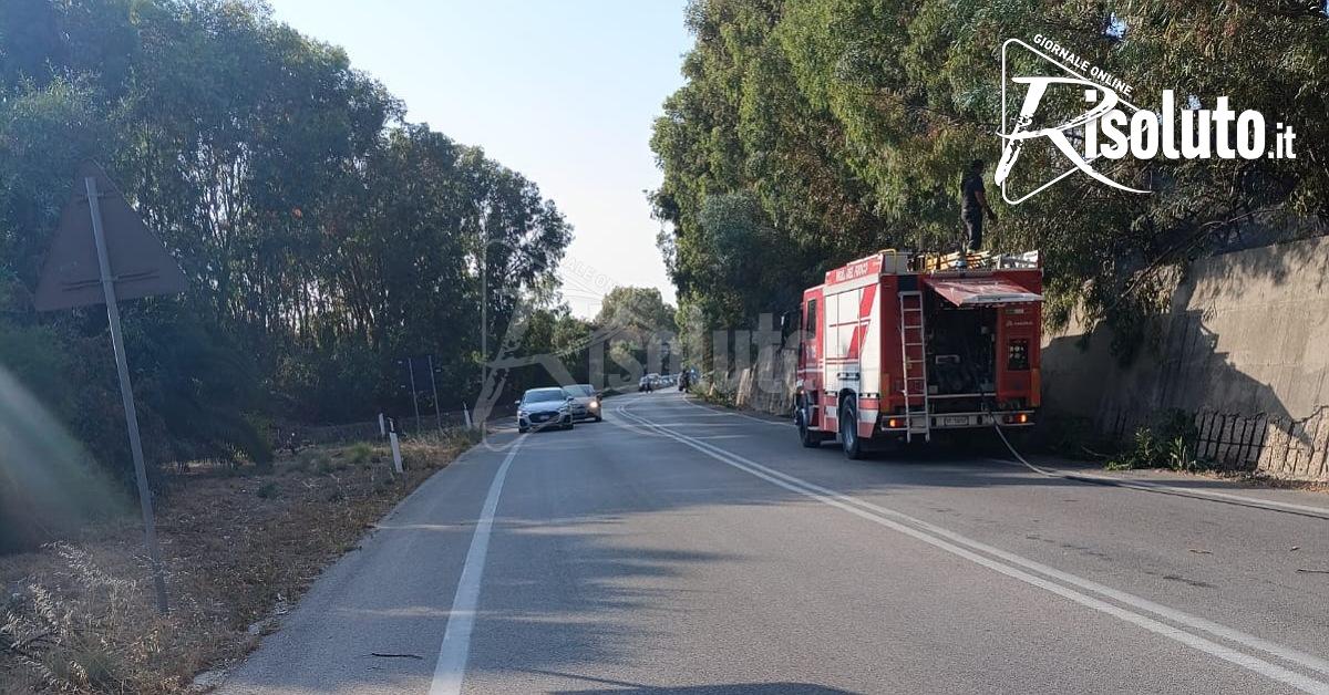 Fiamme ai bordi della statale 115, interrotto il traffico al bivio di Seccagrande
