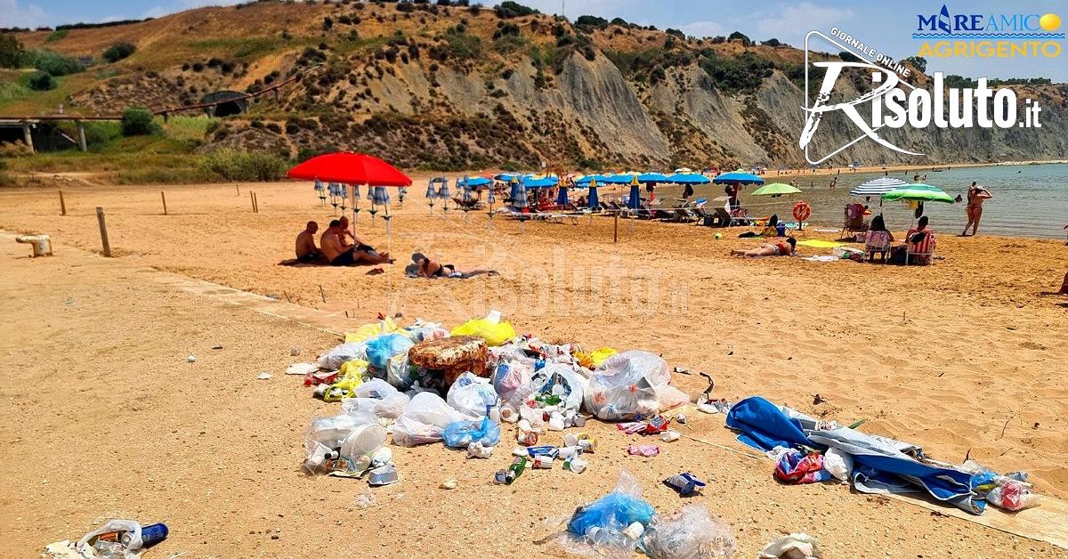 La spiaggia del Caos, da paradiso letterario a discarica estiva (Video)