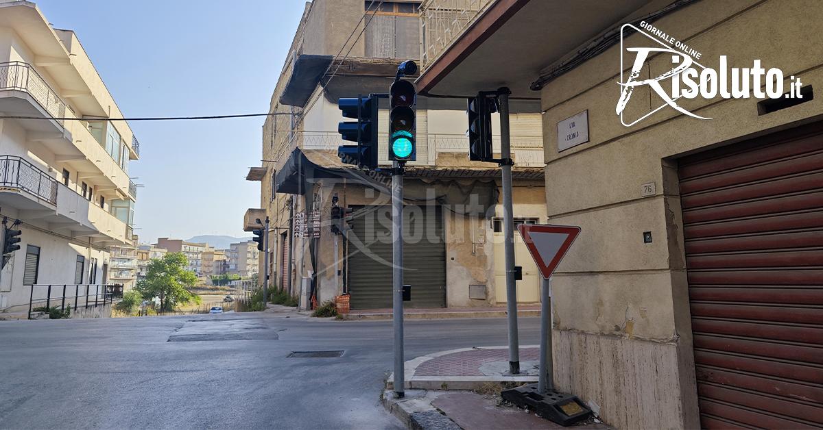 Semaforo via Cronio, attivo il nuovo impianto