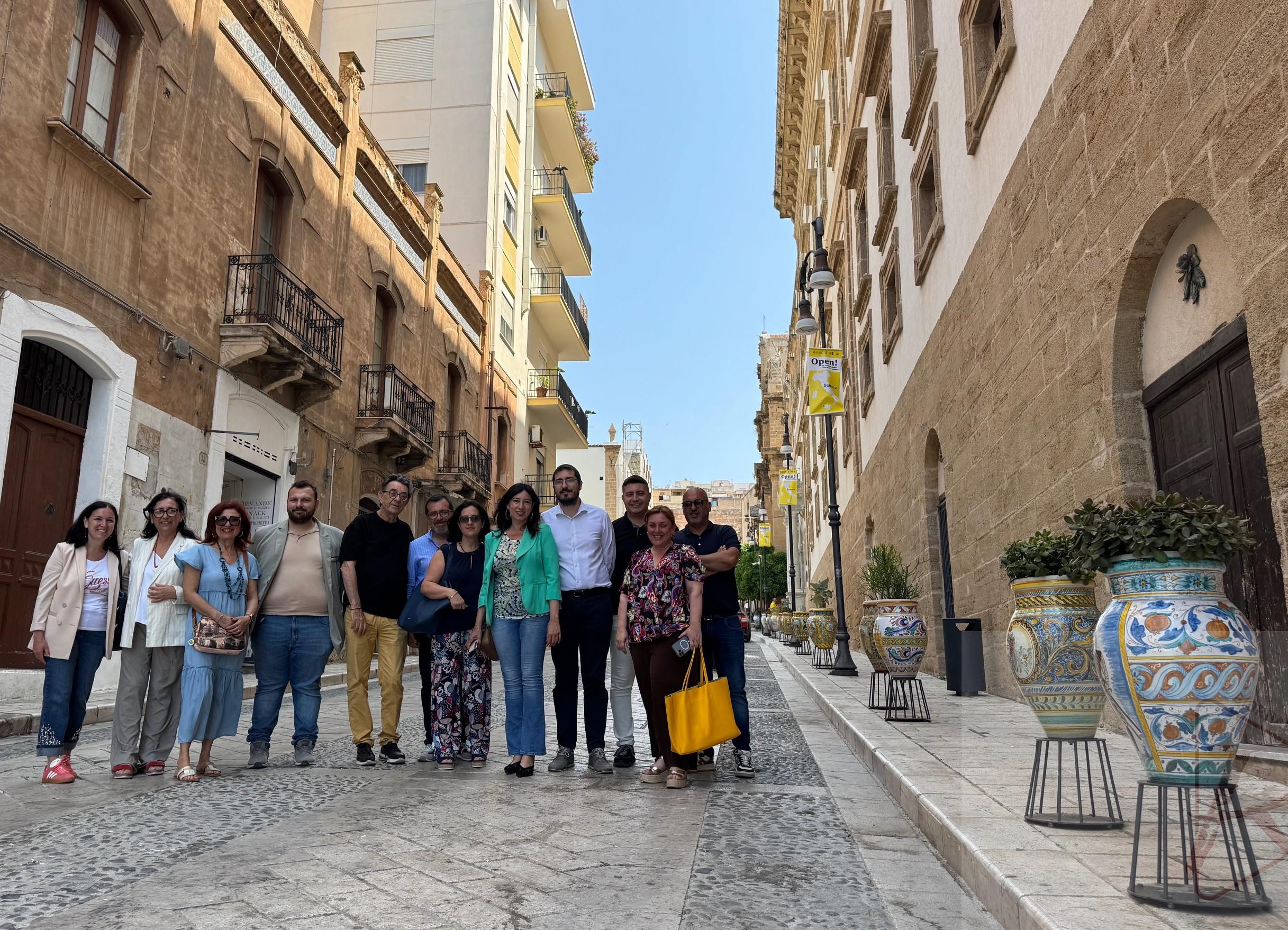 Nuove giare in via Roma, 5 donate dalle associazioni dopo l'atto vandalico dello scorso anno