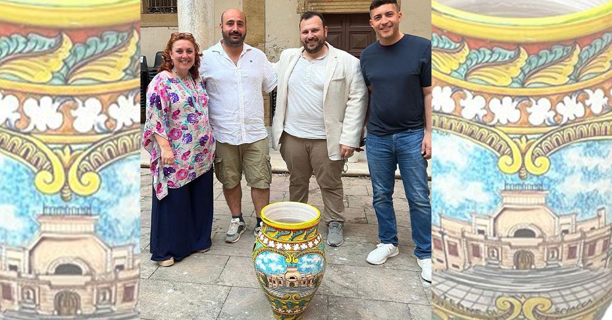 Giara in ceramica per la via Roma, donazione della Pro loco Sciacca Terme