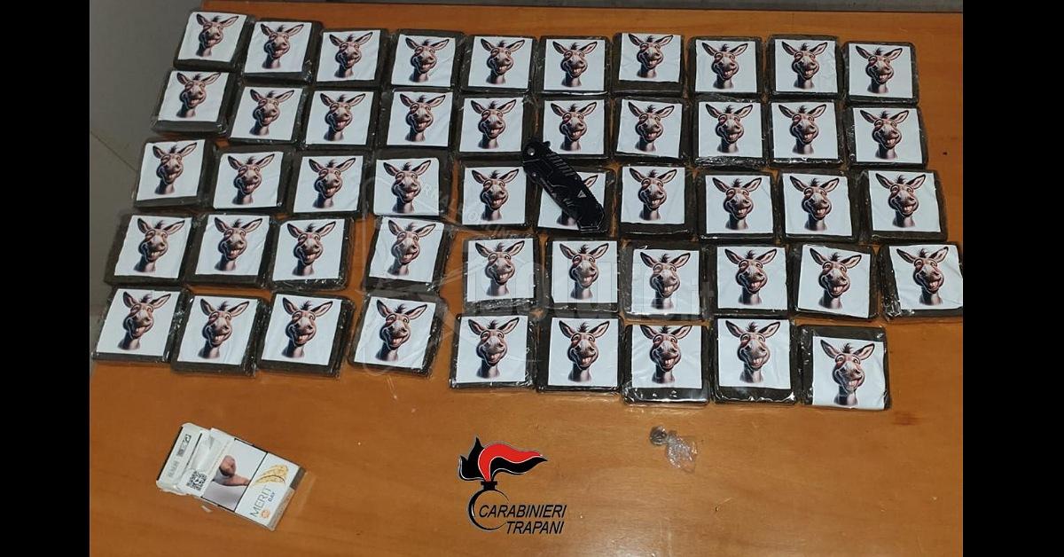 Senza casco tenta la fuga, fermato con 5 kg di hashish