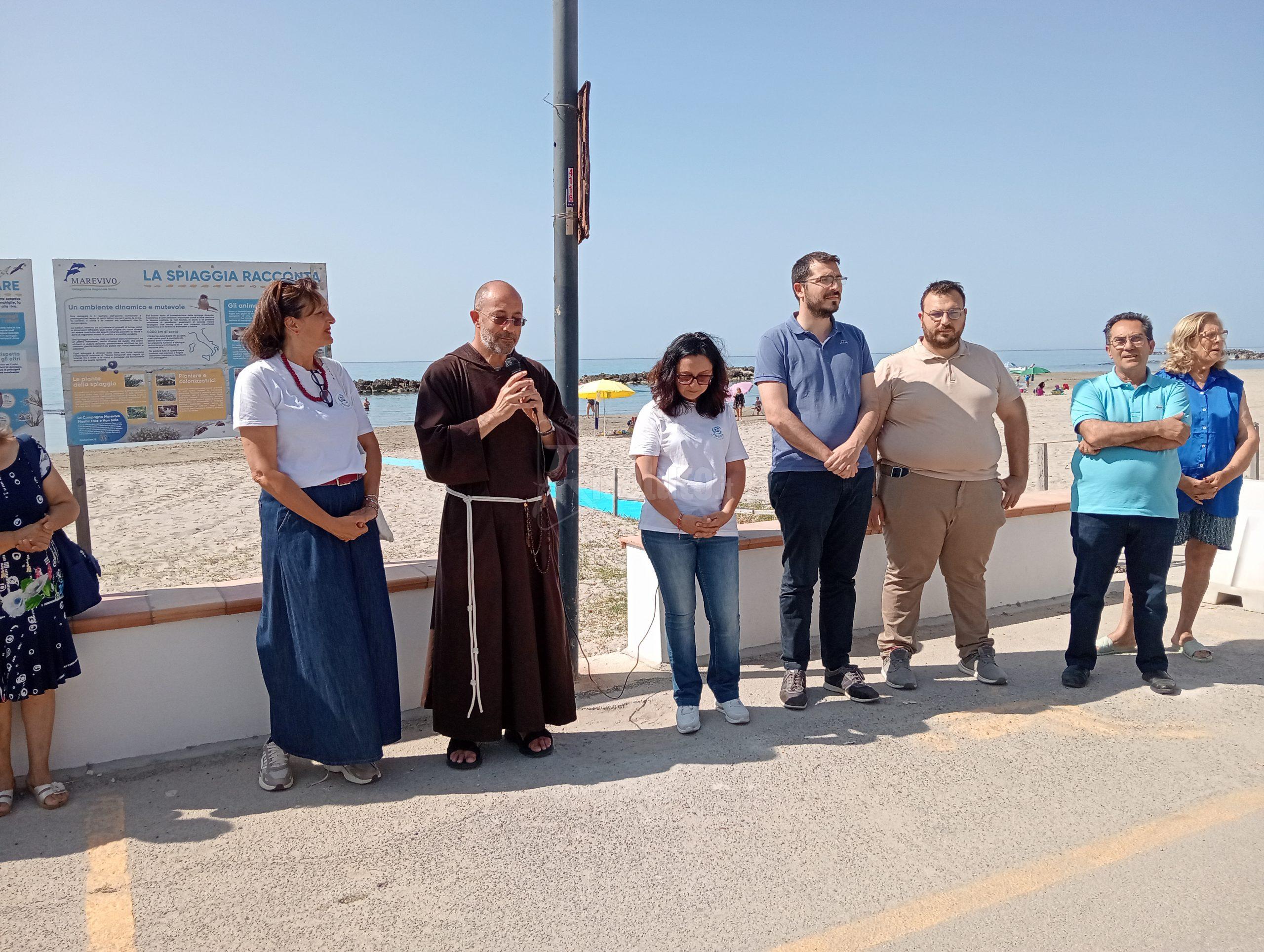 Ceramiche a tema marino sui muretti della spiaggia della Foggia di Sciacca (Video)