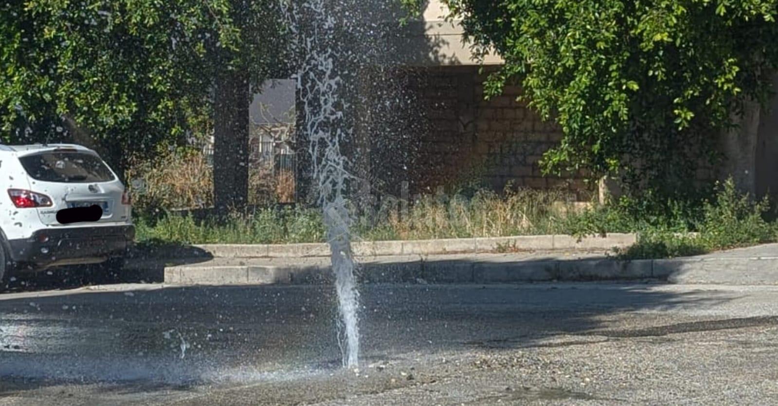 Via delle Azalee alla Perriera, la perdita idrica diventa una fontana (Video)