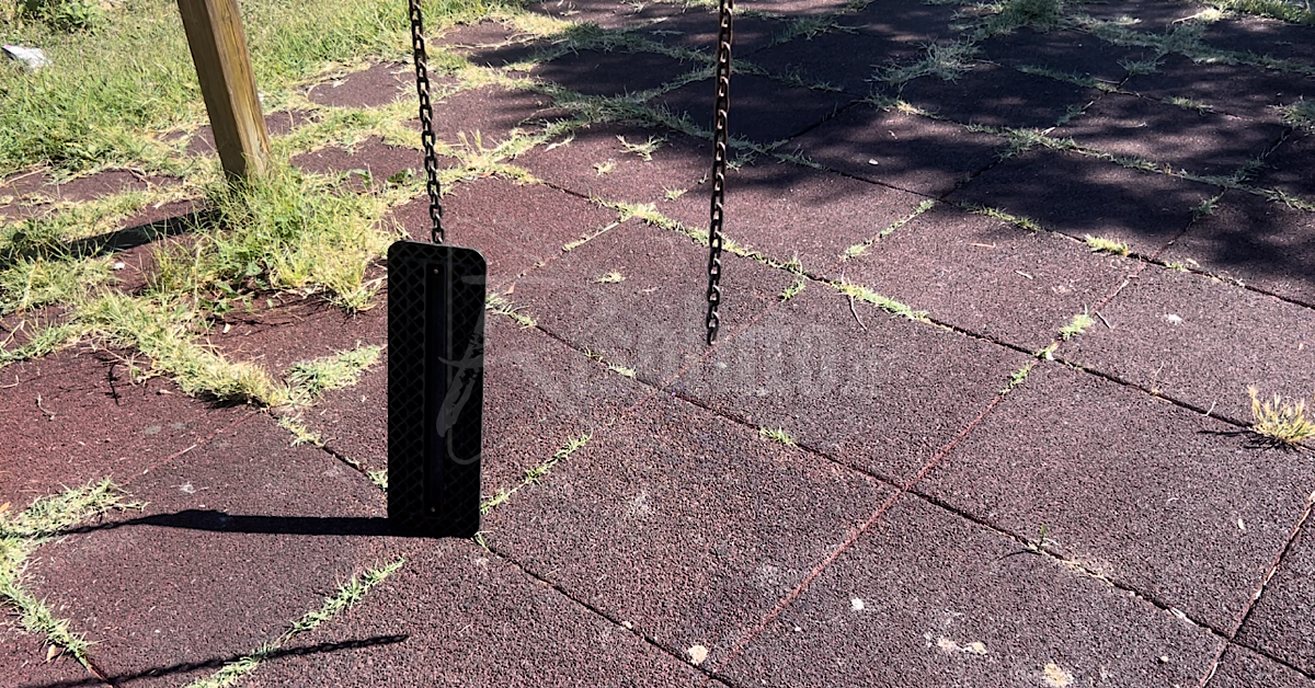 Il parco giochi della Perriera tra incuria e vandalismo (Video)
