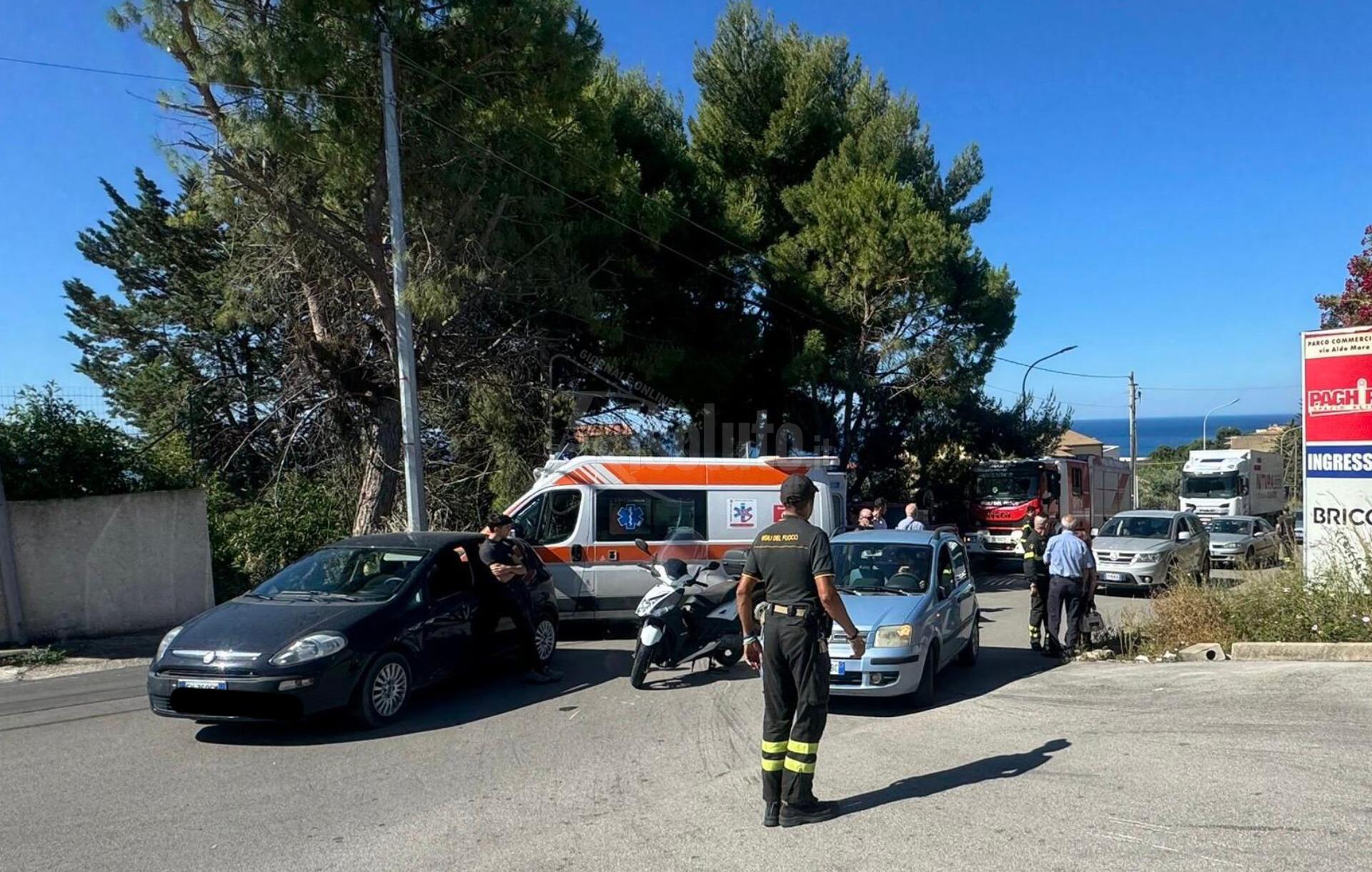 Scontro auto e scooter in via Aldo Moro a Sciacca, lievi ferite per il centauro