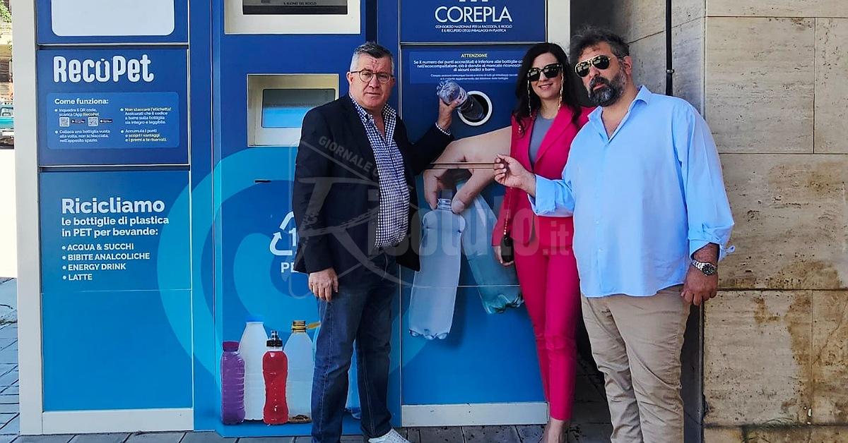 A Santa Margherita "macchinetta mangiaplastica" per riciclo delle bottiglie di plastica