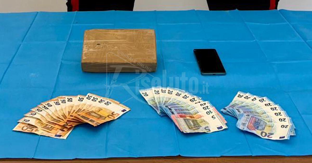 Sfreccia davanti a un posto di blocco con oltre un chilo di cocaina, arrestato ventiseienne 